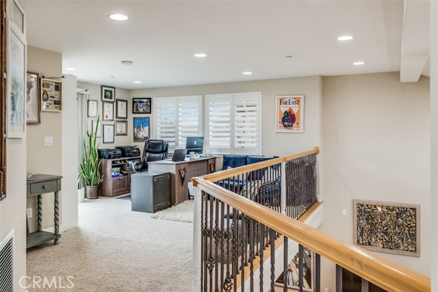 Fantastic and adaptable loft makes for the perfect office, gym or even guest room