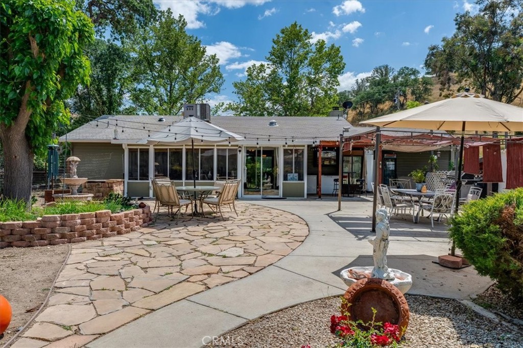 https://media.crmls.org/medias/f11d9a44-f5c1-4c5f-8629-71f50ee578cc.jpg?preset=X-Large