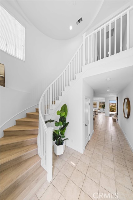 1928 Aliso Canyon Drive, Lake Forest CA: https://media.crmls.org/medias/f120e07b-8d42-41e3-bf34-be0903e164d0.jpg