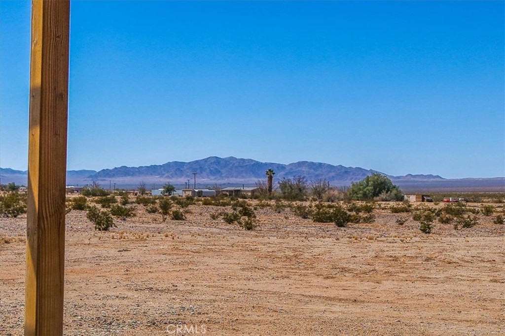 https://media.crmls.org/medias/f1253d32-f36c-4d14-8b49-8123c2089206.jpg?preset=X-Large