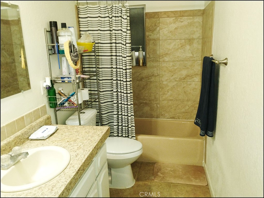 https://media.crmls.org/medias/f1258e1a-fec8-4cc3-a9d8-de1c2cad5c17.jpg?preset=X-Large