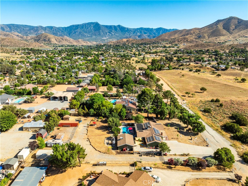https://media.crmls.org/medias/f1259244-5ef8-4558-b443-f9b5fde042ac.jpg?preset=X-Large