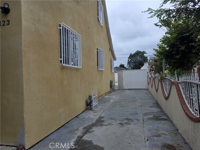 123 E Gage Avenue, Los Angeles CA: https://media.crmls.org/medias/f12b0ae4-758c-402b-ba0b-64112f653059.jpg