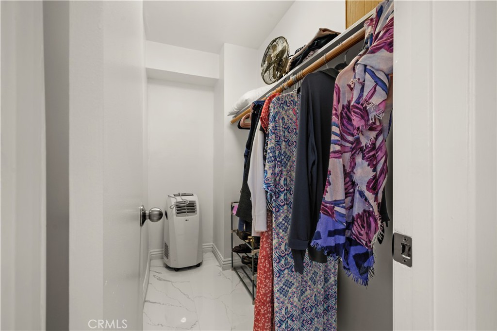 https://media.crmls.org/medias/f12cc4d5-0e98-4e46-b717-1d3d27b854c0.jpg?preset=X-Large