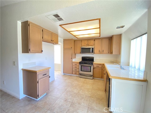 Detail Gallery Image 6 of 15 For 24372 Rimview Rd, Moreno Valley,  CA 92557 - 3 Beds | 2 Baths