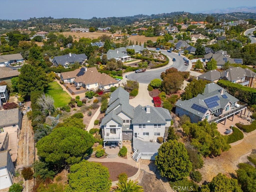 https://media.crmls.org/medias/f12e801c-342f-491d-ad4b-16f62cc20bec.jpg?preset=X-Large