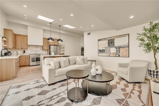 6 Bed Home for Sale in Van Nuys, California