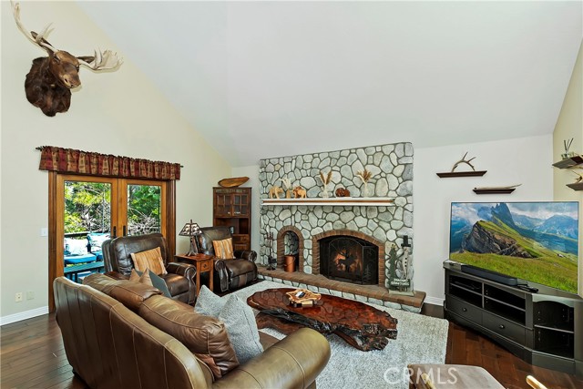 Detail Gallery Image 9 of 56 For 26400 Augusta Dr, Lake Arrowhead,  CA 92352 - 5 Beds | 2/1 Baths