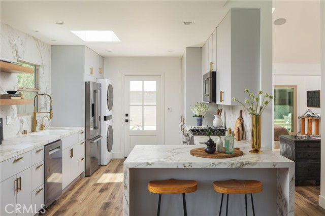 Detail Gallery Image 5 of 42 For 212 E 19th St, Costa Mesa,  CA 92627 - 5 Beds | 4 Baths