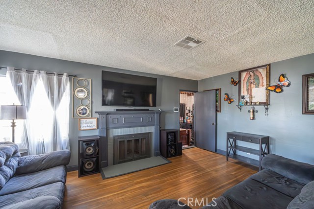 6933 Delta Avenue, Long Beach CA: https://media.crmls.org/medias/f13117dc-1de6-401d-9c96-32561ec0e666.jpg