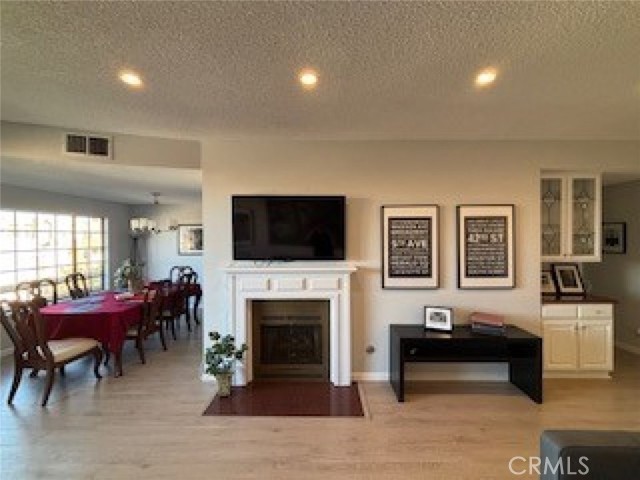 Detail Gallery Image 3 of 36 For 4430 Noble Ave #202,  Sherman Oaks,  CA 91403 - 2 Beds | 2 Baths
