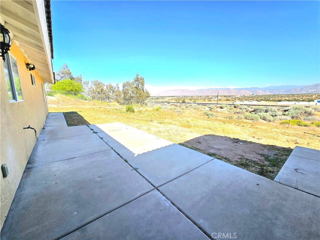 https://media.crmls.org/medias/f1335c3f-6944-44bc-a890-544788845e9a.jpg?preset=X-Large