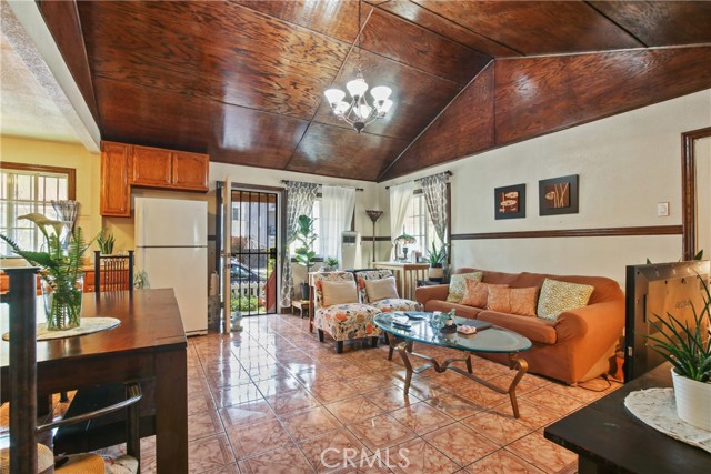 1419 S Redondo Boulevard, Los Angeles CA: https://media.crmls.org/medias/f133ff15-3f62-49c3-9d76-9d026e6905cf.jpg