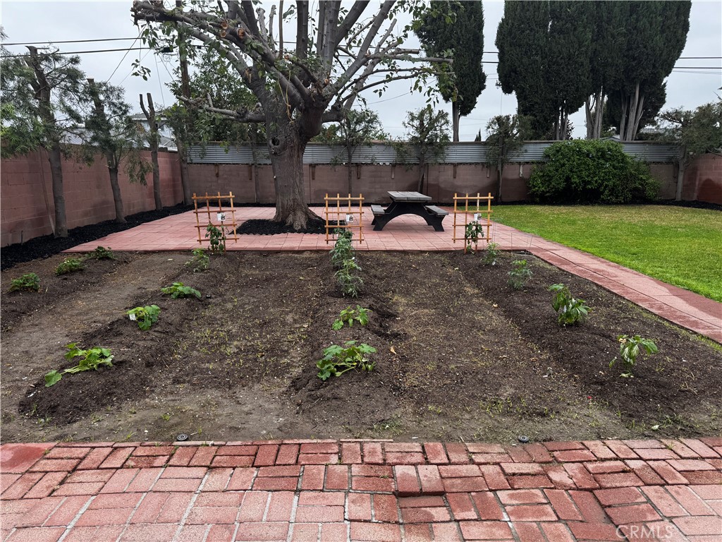 https://media.crmls.org/medias/f135fc2c-d622-4d83-a1bc-b354288a8d1d.jpg?preset=X-Large