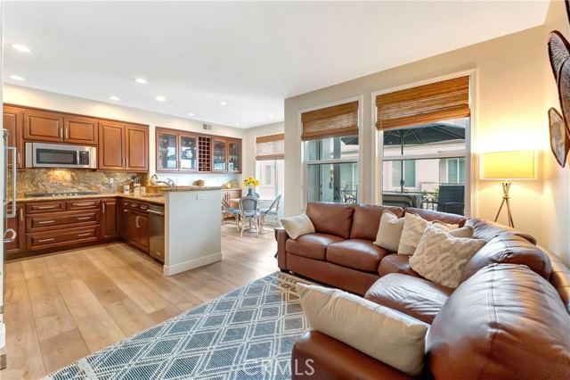 Detail Gallery Image 13 of 59 For 6251 Surfpoint Cir, Huntington Beach,  CA 92648 - 2 Beds | 2/1 Baths