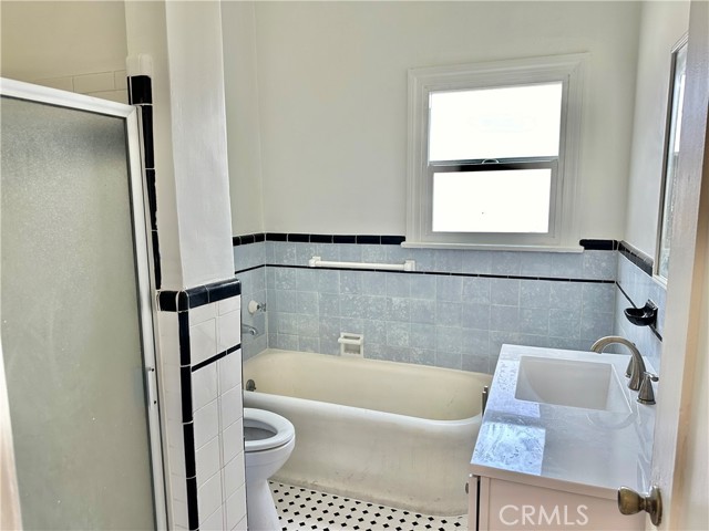 Detail Gallery Image 5 of 6 For 1456 S Fairfax Ave #2,  Los Angeles,  CA 90019 - 2 Beds | 1 Baths