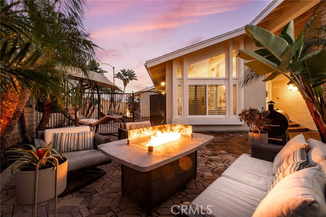 Detail Gallery Image 3 of 31 For 8482 Deepview Dr, Huntington Beach,  CA 92646 - 4 Beds | 3 Baths