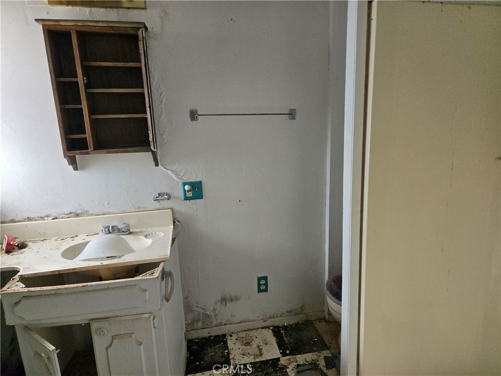 https://media.crmls.org/medias/f13ae9a0-8c00-4b27-bbc6-eca5575a81c0.jpg?preset=X-Large