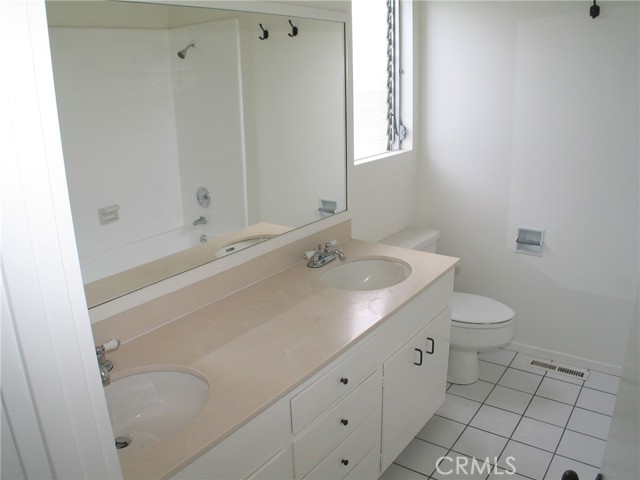 Detail Gallery Image 12 of 20 For 112 Pearl Ave, Newport Beach,  CA 92662 - 3 Beds | 3 Baths