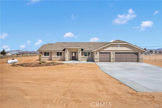 10628 Pauhaska Road, Apple Valley CA: https://media.crmls.org/medias/f140c054-cf8a-4bd3-83a4-ef42e631ff6e.jpg