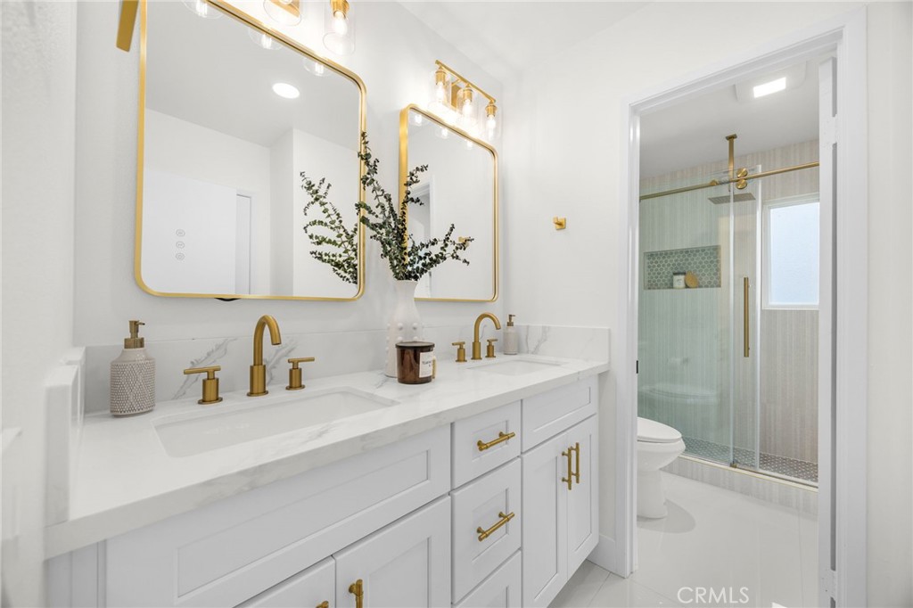 https://media.crmls.org/medias/f1418927-595f-4d45-9c52-cd6bbd02f371.jpg?preset=X-Large