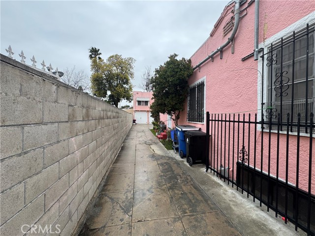 Detail Gallery Image 3 of 21 For 529 W 56th St, Los Angeles,  CA 90037 - – Beds | – Baths