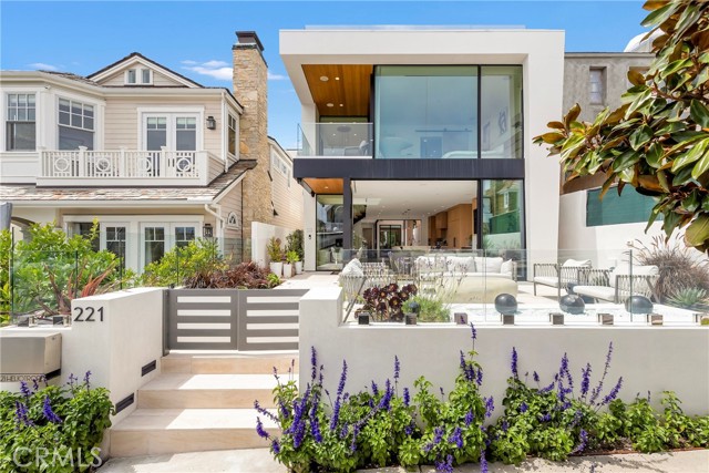 Detail Gallery Image 2 of 61 For 221 Heliotrope Ave, Corona Del Mar,  CA 92625 - 4 Beds | 5/1 Baths