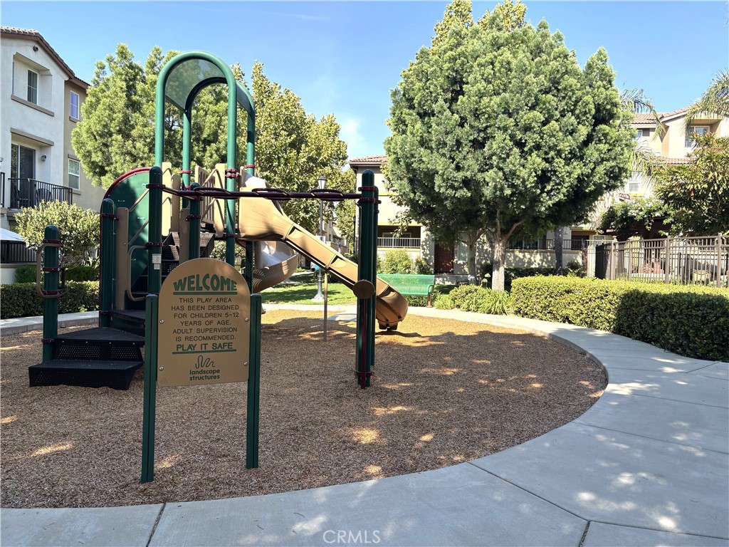 https://media.crmls.org/medias/f143d7ee-c187-4fd3-b410-f45325f9e0ac.jpg?preset=X-Large