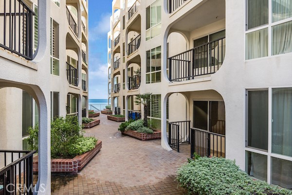 565 Esplanade, Redondo Beach, California 90277, 1 Bedroom Bedrooms, ,Residential,Sold,Esplanade,SB21248131