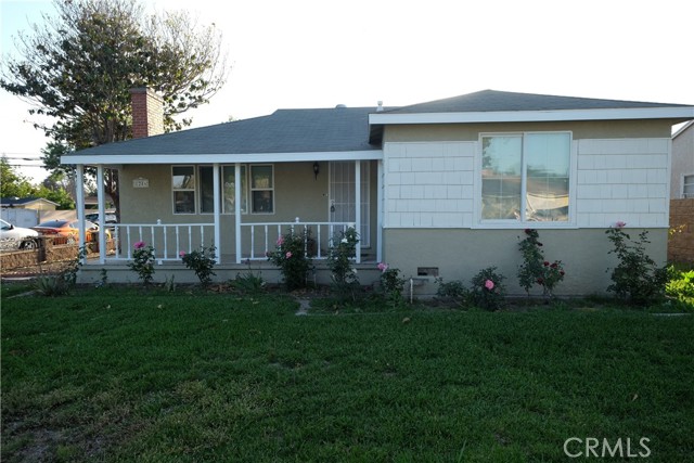 1246 S Baker Street Santa Ana, California Spacious 3 bed home with 1 full bath and one bathroom with a standing shower. Fully fenced corner lot with lots of room for outdoor activities. Kitchen has been remodeled with granite countertops. Lots of windows for natural light. Excellent central location with access to public transport, restaurants and shopping.