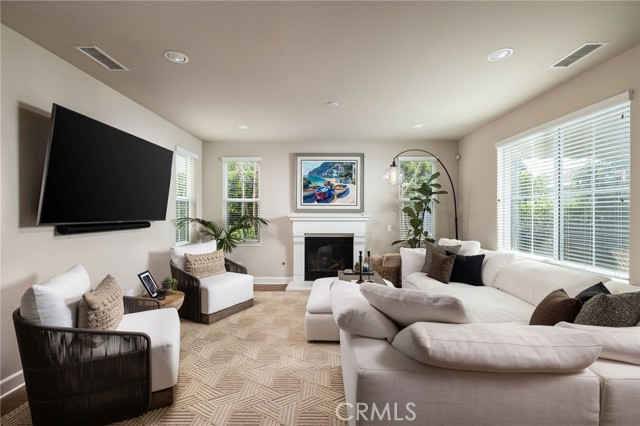 Detail Gallery Image 3 of 32 For 135 Walnut St, Costa Mesa,  CA 92627 - 4 Beds | 3 Baths