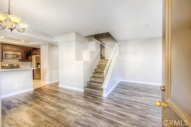 Detail Gallery Image 3 of 32 For 120 Gallery Way, Tustin,  CA 92782 - 3 Beds | 2/1 Baths