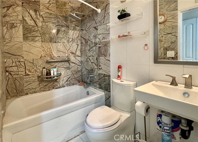 Detail Gallery Image 8 of 22 For 10065 Larwin Ave #7,  Chatsworth,  CA 91311 - 3 Beds | 2 Baths