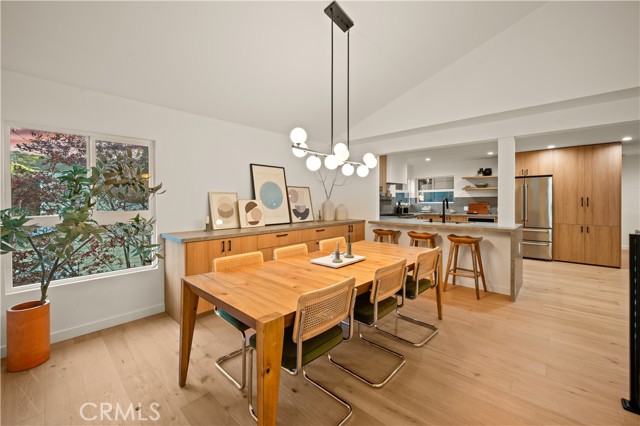 Detail Gallery Image 4 of 24 For 3947 Sumac Dr, Sherman Oaks,  CA 91403 - 4 Beds | 4/1 Baths