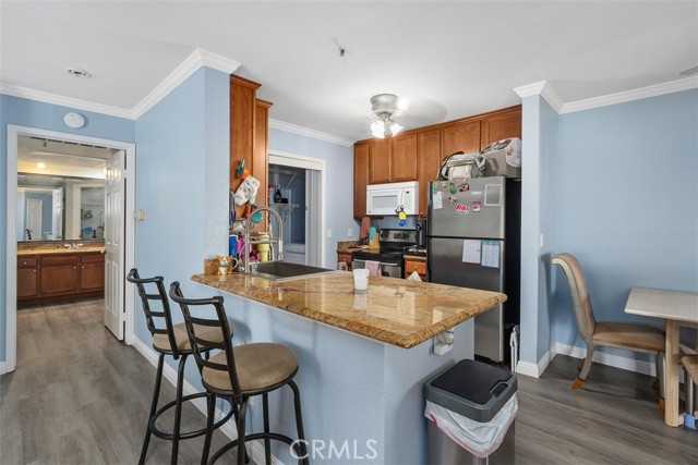 Detail Gallery Image 3 of 9 For 1980 Las Colinas Cir #208,  Corona,  CA 92879 - 2 Beds | 2 Baths