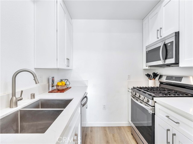 Detail Gallery Image 4 of 45 For 7320 Balboa Bld, Lake Balboa,  CA 91406 - 2 Beds | 2 Baths