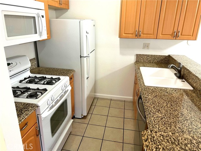 Detail Gallery Image 2 of 8 For 8601 International Ave #284,  Canoga Park,  CA 91304 - 2 Beds | 2 Baths