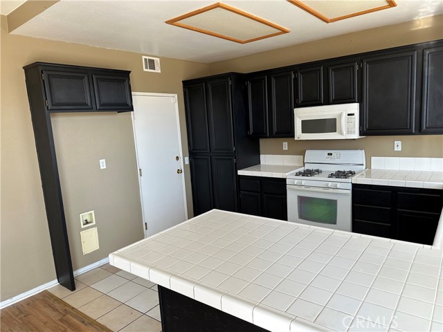 Detail Gallery Image 8 of 14 For 323 Camden Ct, Corona,  CA 92879 - 3 Beds | 2/1 Baths