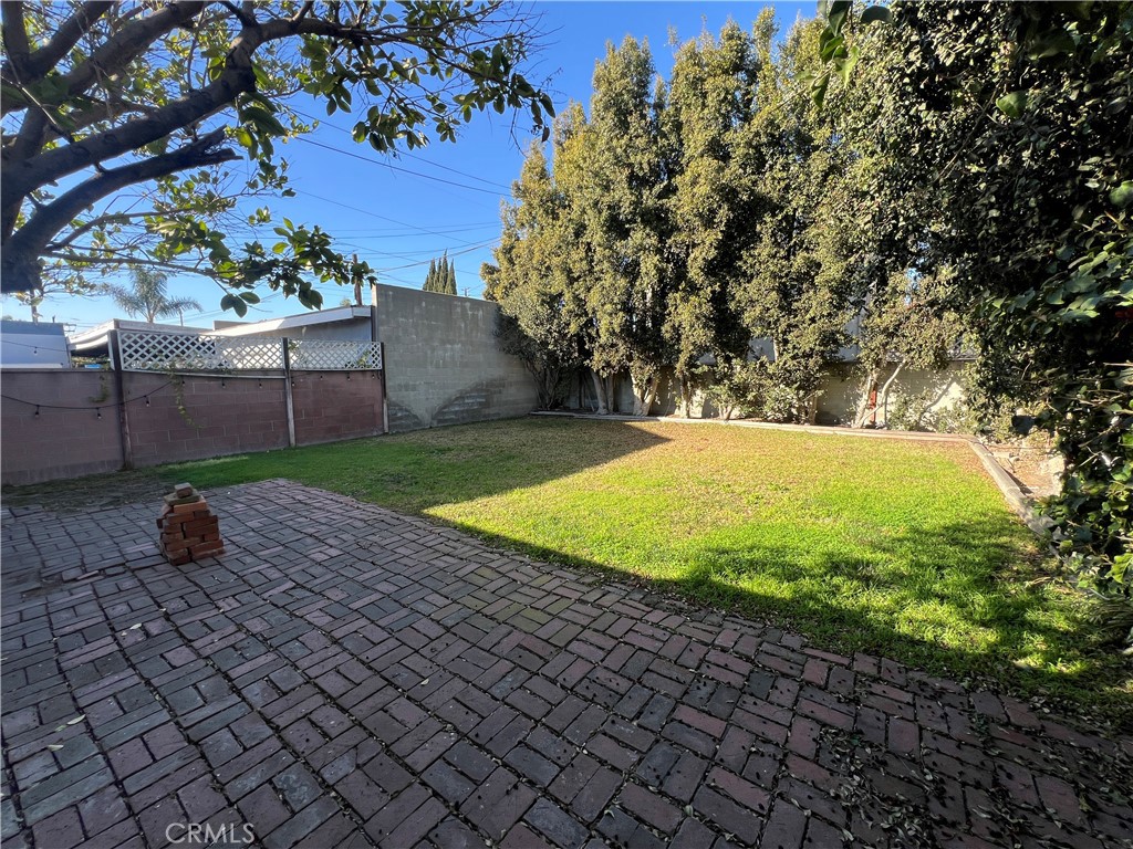 https://media.crmls.org/medias/f1506a8b-198c-43ff-b0ea-ec6aa398303c.jpg?preset=X-Large