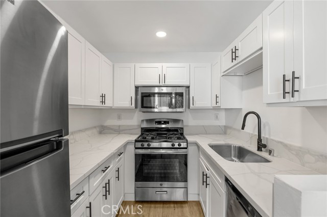 Detail Gallery Image 8 of 22 For 4406 Cahuenga Bld, Toluca Lake,  CA 91602 - – Beds | – Baths