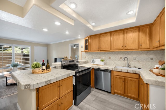 Detail Gallery Image 3 of 34 For 3020 Associated Rd #110,  Fullerton,  CA 92835 - 2 Beds | 2 Baths