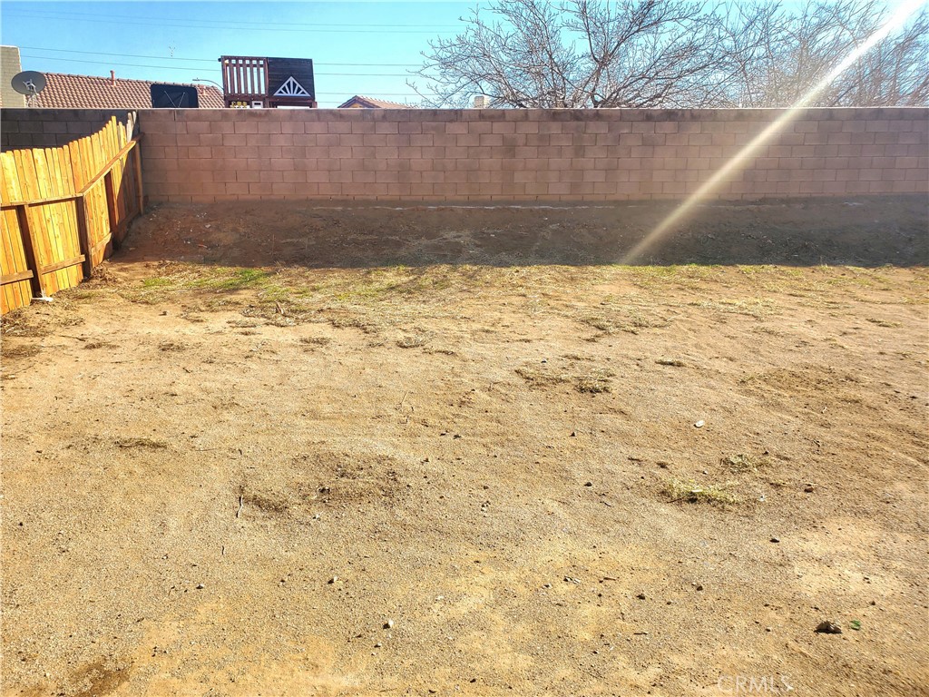 https://media.crmls.org/medias/f1521100-fad9-4a50-b467-8f34f25e4a1f.jpg?preset=X-Large
