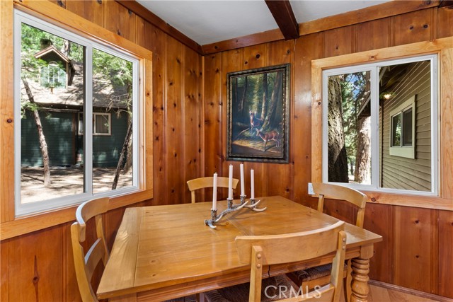 27917 Squirrel Lane, Lake Arrowhead CA: https://media.crmls.org/medias/f1554853-fc4d-48bd-82e6-1e127caaadff.jpg
