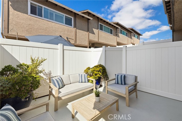 Detail Gallery Image 5 of 14 For 1140 Manhattan Beach #D,  Manhattan Beach,  CA 90266 - 2 Beds | 2/1 Baths