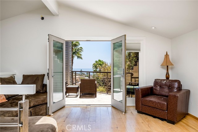 426 Nyes Place, Laguna Beach CA: https://media.crmls.org/medias/f1570952-2937-492b-bc43-894f6240f12d.jpg