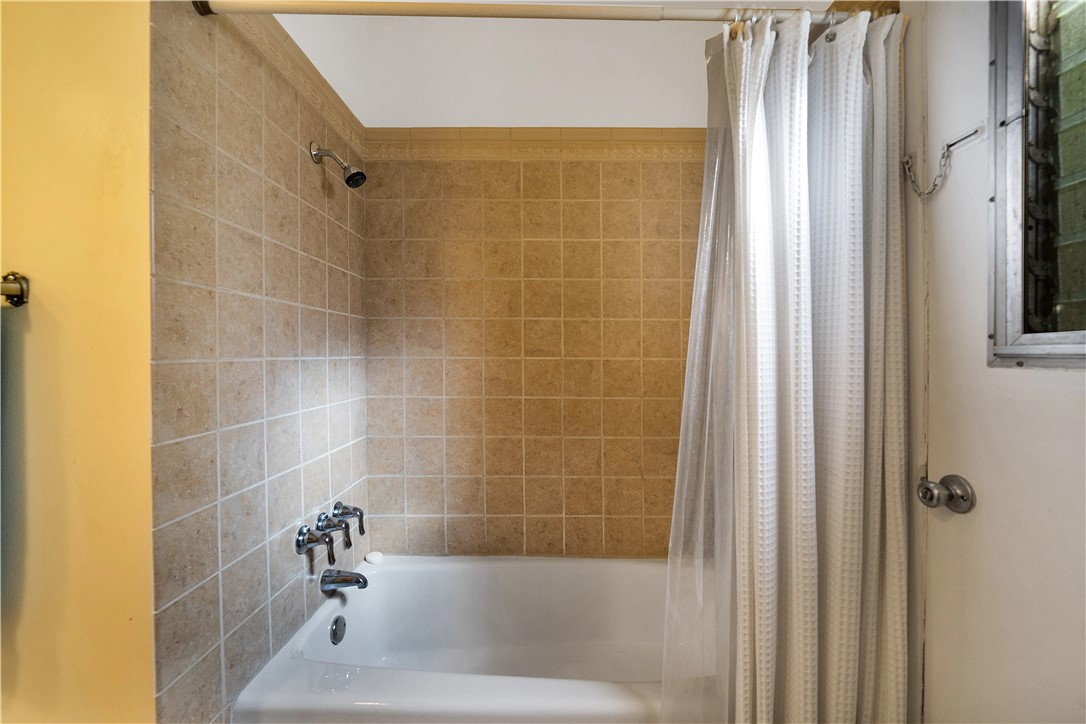 Detail Gallery Image 13 of 14 For 4501 Canoga Dr, Woodland Hills,  CA 91364 - 4 Beds | 2 Baths