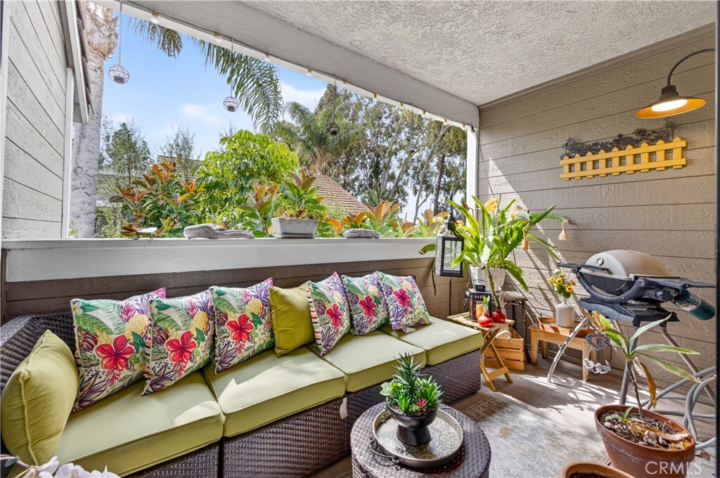 https://media.crmls.org/medias/f15a889a-a8fd-49f1-9c42-15bf93c08ac3.jpg?preset=X-Large