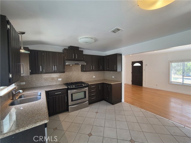 21912 Celes Street, Woodland Hills CA: https://media.crmls.org/medias/f15adc7d-342c-4e38-b24e-f2790bdd3fcd.jpg