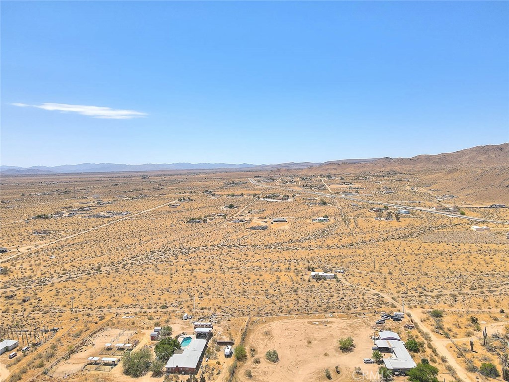 https://media.crmls.org/medias/f15c8060-fce8-4a15-ba35-eac177af3094.jpg?preset=X-Large