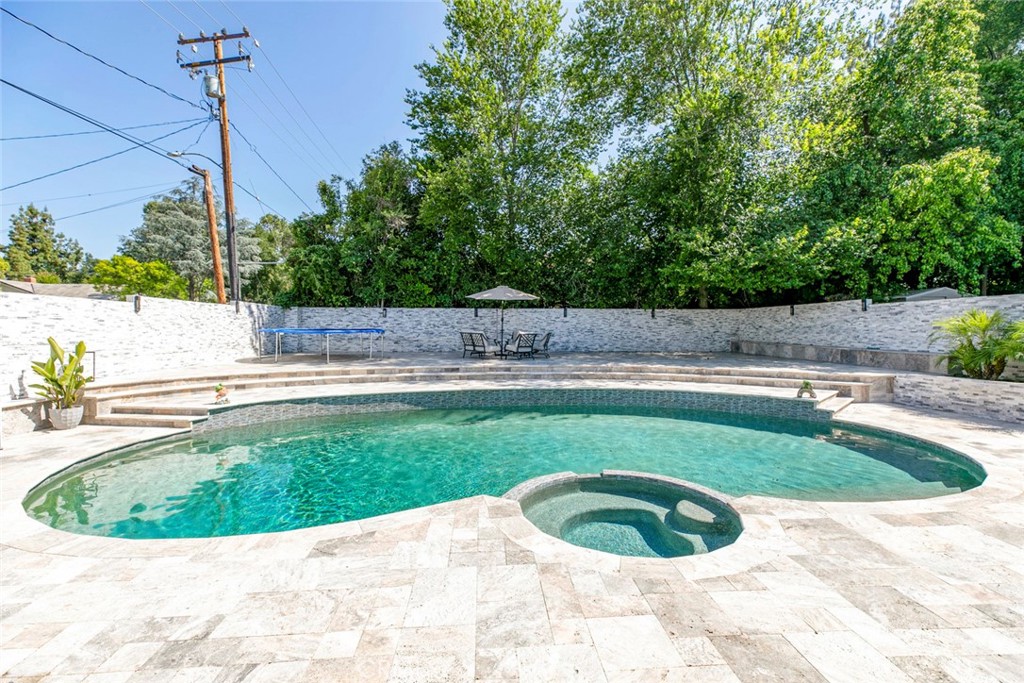 https://media.crmls.org/medias/f15d04fd-71a9-4ee5-a6b6-b8c7176a5b48.jpg?preset=X-Large